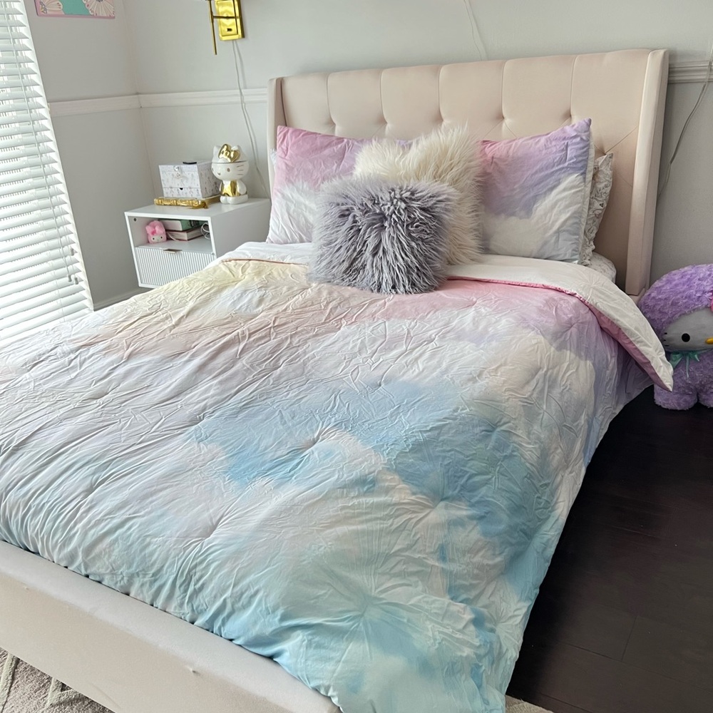 Comforter and shams /Pastel Ombre Bedding Set from Pottery Barn Teen